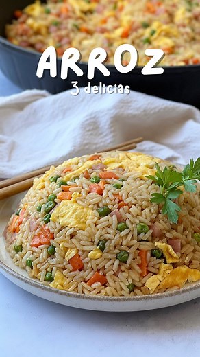 Vanessa Venturas | Recetas fáciles • Vida real on Instagram: "🔥 Si te gusta el ARROZ 🤤 este te encantará 😍 ¡SIGUEME PARA MÁS RECETAS FÁCILES Y RÁPIDAS! ❤️ gracias 👉🏻 Receta de ARROZ 3 DELICIAS ————————————————————— 💌 No olvides GUARDAR LA RECETA PARA NO PERDERLA ✉️ ————————————————————— 🛒 INGREDIENTES PARA 4 RACIONES: ◽️ 400g de arroz cocido ◽️ 4 zanahorias medianas ◽️ 1 puñado de guisantes ◽️ 300g de jamón cocido ◽️ 6 huevos ◽️ Salsa de soja baja en sodio ◽️ Aceite de oliva virgen extra 