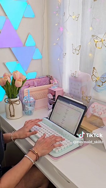 ✨️I absolutely love my new bluetooth keyboard from @Temu ! It looks soooo cute, sounds delightfully clicky & worked seamlessly with my ipad! The color even matches my new chair🤩 Isn't it perfect?! 🔗Click LINK in bi0 to get your own! ❤️If you love what you see here, please feel free to like, share, or comment on my videos! Make sure to follow me so we can be in touch! ❌ No reposting without credit #setupinspiration #gamergirl #setupgoals #gamercouple #aesthetic #gameroom #rgb #gamingcommunity #