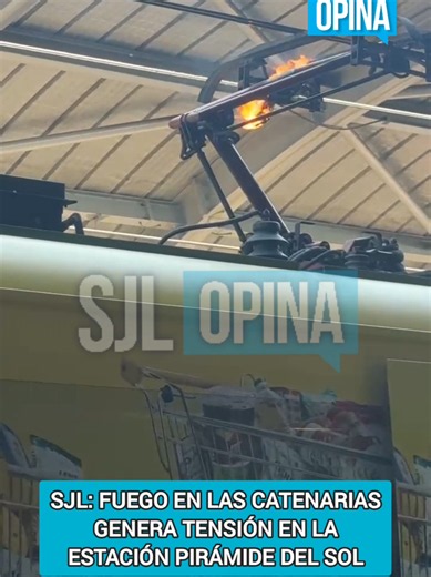 Se registraron momentos de tensión en la estación Pirámide del Sol de la Línea1 del Metro de Lima, donde se observó fuego y chispazos en la zona de las catenarias mientras un tren permanecía detenido. Pasajeros captaron el incidente en video y se espera información oficial sobre las causas y una posible afectación del servicio. #SJLOpina💬 #sjl #linea1 #fyp #xyzbca