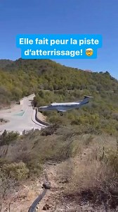 Saint-Barthélemy possède une piste d’atterrissage très technique! 😳 Très proche de la mer et des montagnes, longue de 650 mètres, la piste de l’aéroport Saint-Jean-Gustave laisse très peu de marge d’erreur aux pilotes. 👨‍✈️👩‍✈️ Pour avoir l’autorisation d’atterrir sur cette piste, les pilotes doivent avoir une formation spéciale. ✅ N’empêche, les Caraïbes ça donne envie! 😍 Abonne-toi à Kombo pour plus d’infos. 👍🏼 | Kombo.co
