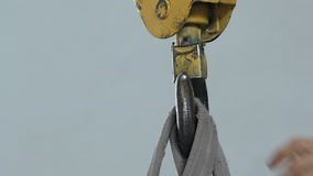 The engine hoist in workshop lifting materials