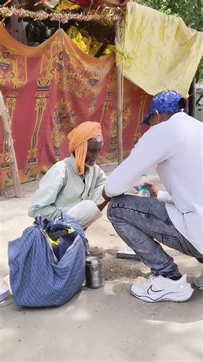 helping vedio helping guru prayagraj #fooddonation #helping #shortvideo #help
