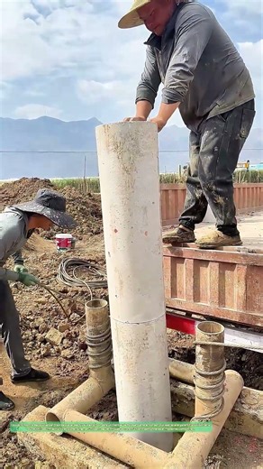 Force et Précision : Comment un Coup de Marteau Divise une Pierre en Deux