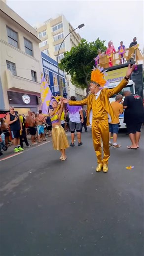 Simpatia é Quase Amor on Instagram: "Nem a chuva deu conta de parar a gente 💛💜 A Orla de Ipanema virou Avenida de Carnaval, o coro era gigante na rua e o Simpatia entregou um desfile com energia lá no alto. Teve samba, teve brilho, teve Milton Cunha, teve todo mundo cantando até o último acorde. Isso aqui é carnaval de verdade. E se você perdeu… já anota: no próximo a gente quer te ver no meio da folia do Simpatia! 🎭✨ 📍Bloco Simpatia É Quase Amor Domingo, 15 de Fevereiro Pela Orla de Ipanema