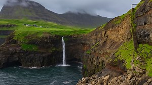 海に流れ落ちる滝
