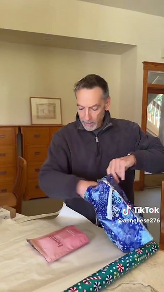 The best invention yet- easy to use and no mess with all that wrapping paper💯 #fyp #christmasgiftideas #christmas #giftguide