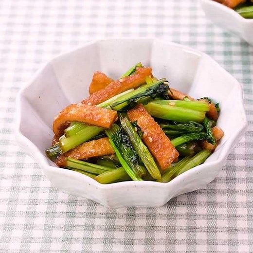 ごま油の風味で簡単絶品！かぶの葉と油揚げの炒め物のレシピ | デリッシュキッチン