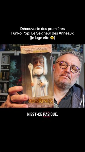 Antoine nous présente l’un des tous premiers « prototypes » de figurine Funko Pop! Le Seigneur des Anneaux, datant de 2010 ! Autant j’adore les Pop!, autant je comprends pourquoi ils ont abandonné ce design 🥲 L’émission intégrale est disponible sur Youtube (chaîne Tolkien Collection) N’hésite pas à t’abonner 😉 #leseigneurdesanneaux #lordoftherings #jrrtolkien #lotrtok #funkopop
