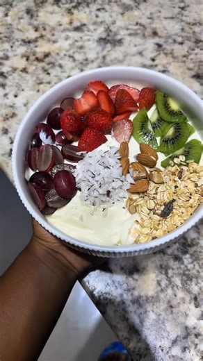 Chinenye Udoh | Health and Fat Loss Coach on Instagram: "Nobody can guess the error I made while making this Greek yogurt. 🤭 Now you don’t have to break the bank to make yours. With just two ingredients and some hours, your perfect, no nonsense added yoghurt would be ready. Measurements: Ratio is 2:1 (2 parts water for 1 part milk, cos I needed a thick consistency.) For this 3L bowl I used 4 cups of milk and 8 cups of water in total. Steps: 1. Measure out 4 cups of milk into a clean bowl 2. Add