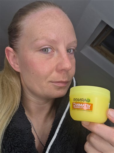 Garnier Vitamin C Fresh and Bright Hydrating Sorbet Cream is not your typical face cream. It features a unique sorbet texture that feels hydrating yet matte and smooth, making it unlike any other product I have tried. It feels incredibly light on the skin and is non-sticky and non-greasy, which is a major plus for oil control on hot summer days. The formula is impressive, featuring a 4% concentration of Vitamin C and Niacinamide to brighten and soothe the skin. The sorbet technology also provide