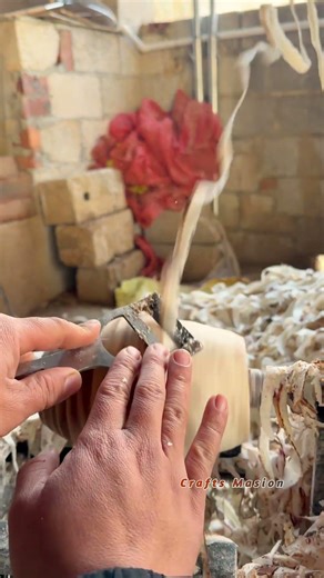 Tournage sur bois artistique sur un tour à haute vitesse