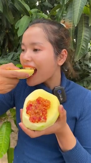 Big Apple Mango VS Spicy Salt #mango #eatingvideo #eating #reels #asmreating #mukbang | Learning Insider