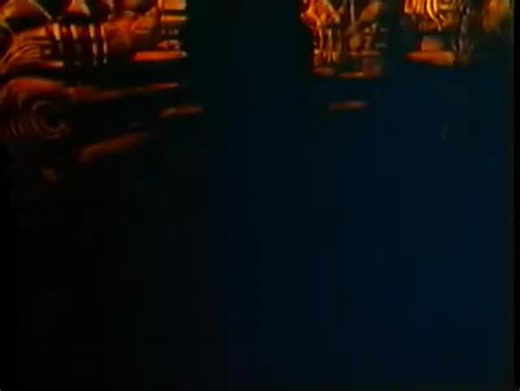 Predator II 1990, cenas extras: a festa dançante do Predador na nave com o Danny Glover. O vídeo dos "predadores dançando" é um material de bastidores, bastante famoso e engraçado, do filme O Predador 2 (1990). O clipe mostra os atores e dublês que interpretaram os predadores se divertindo e dançando no set de filmagem, ao lado do protagonista Danny Glover. | Abedijan Passos