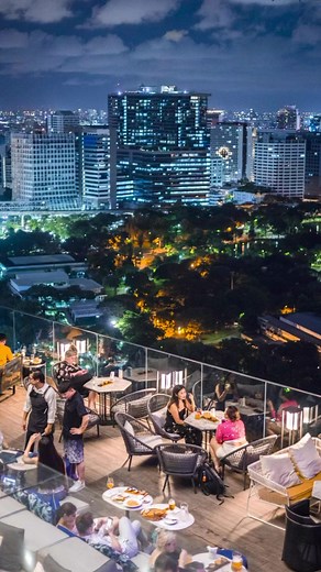 🥂Cheers to Friday vibes! Elevate your weekend at our HI-SO Rooftop bar with the most spectacular views of Lumpini Park🌳#hisorooftopbar #bangkokbars #fridaynight | SO/ Bangkok
