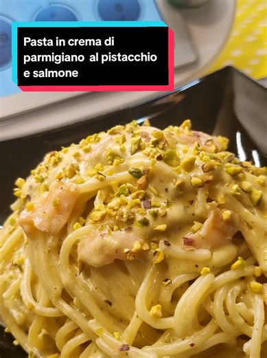 Pasta in crema di parmigiano al pistacchio e salmone 🍝 Ingredienti: 400 g di spaghetti 150 g di salmone affumicato tagliato a pezzetti 150 g di parmigiano grattugiato 130 g di pesto di pistacchi 400 g di latte 40 g di burro 40 g di farina