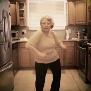 Co všechno pro vás babička udělá, abyste se u ní nenudili? :) Neomezený Internet na doma je teď na 99 % adres. Takže se i u babičky můžete bavit offline i online - hlavně ale spolu. #99CZonline | O2 CZ