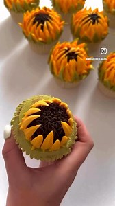 32K views · 688 reactions | It’s time for sunflower  season .. this sweet buttercream sunflower is just about to pop  Using the trusty leaf nozzle 352 ! . . #sunflower #sunflowercupcakes #sunflowers #sunflowerlove #cupcakeroses #flowercupcakes #cupcakeflowers #flowercupcakebouquet #leedsbaker #floristsandflowers #cupcakebouquets #buttercreamflowers | Mrs Bouqcakes | Facebook