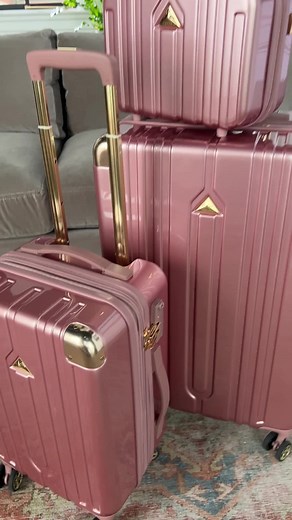 Brand new luggage check! 🙌🏽 Roll in style with this oober functional luggage set from Triforce ✈️ #airportstyle#luggage#triforce #traveling#travel