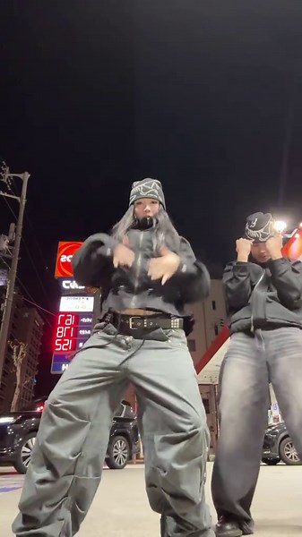 in #japan with @Dre 💁‍♀️💁‍♀️ dc:@James #osaka #fyp #dance | dance