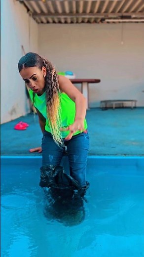 Desafio na Piscina: Entrar Sem Se Molhar! 🤣🏊‍♀️😉 #shorts #pool