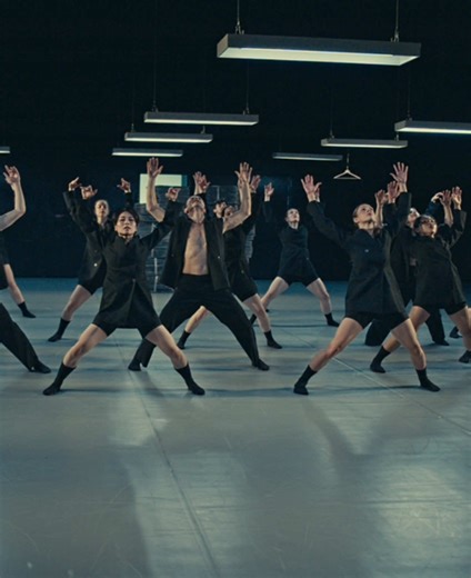 🫁 breathing machinery Insert from the evening Poetical Body, from the choreography One must lie low by Michal Rynia and Nastja Bremec Rynia. #dance #premiere #contemporarydance #dancer