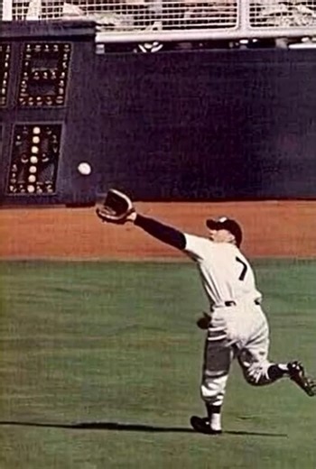 Mickey Mantle’s spectacular running catch in deep center field preserved Don Larsen’s perfect game in the 1956 World Series — one of the most clutch defensive moments in October history. 🐐⚾💫 #mickeymantle #DonLarsen #Yankees #WorldSeries #BaseballHistory #PerfectGame #PostseasonMagic #LegendaryPlays | MLB Legends Vault