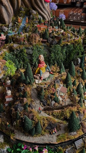 De Efteling… maar dan mini! 🏰✨ Ontdek de Efteling in miniatuur — alle bekende sprookjes komen voorbij. 🏰 Klein maar o zo magisch! ✨Laat je betoveren en tag je Efteling-fan! 💛💚 . . . #EftelingMiniaturen #Sprookjesachtig #Kerstinspiratie #MagischeKerst #Intratuinnuenen | Intratuin Nuenen