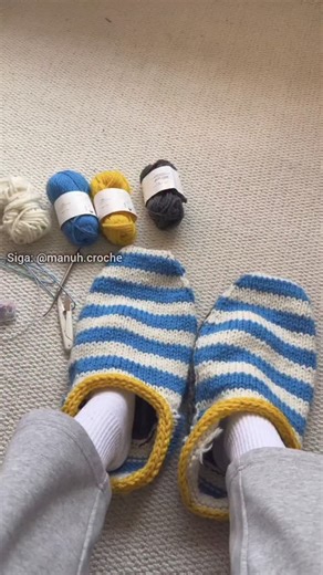 Crochê da Manuela🧶 on Instagram: "Tenho um curso completo que ensino a fazer todas minhas artes: crochê e amigurumi. O curso conta com mais de 6 mil gráficos, receitas e vídeo aulas. Além disso, ensinamos o passo a passo para aprender a trabalhar em casa com crochê e amigurumi O conteúdo é para profissionais, intermediárias e quem quer aprender a fazer crochê. ▶️ATENÇÃO: tudo que posto aqui já está sendo adicionado ao curso no módulo "ATUALIZAÇÕES" Acesse o site do meu perfil @manuh.croche para