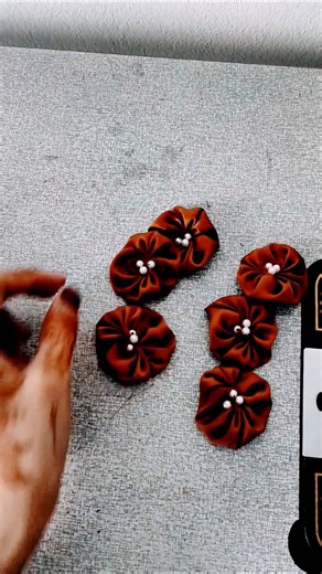 fabric flower cutting and stitching फ़ैब्रिक फूल बनाने का तरीका #trending #sewingtutorial#shorts#diy