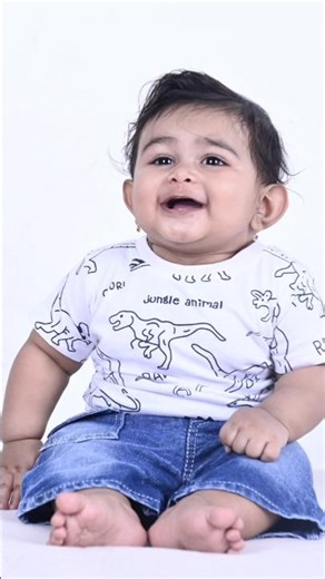 How to Pose a Baby Like a Pro! 🦖✨ #babyphotoshoot #parenting
