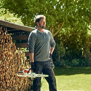 Gut abschneiden mit der Akku-Motorsäge MSA 140 C-B: Wenn der Winter näher rückt, wird es Zeit, neues Brennholz zu sägen. ☝️ | STIHL