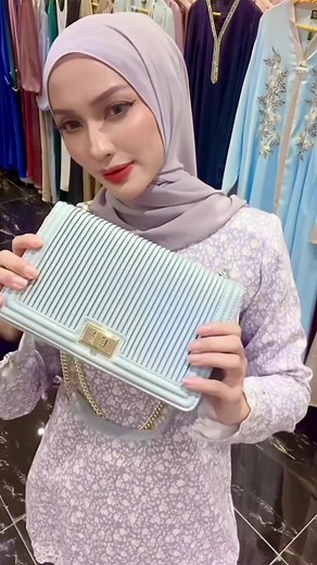 Padu Padan Tas Alfaro dengan Warna Ungu Pastel