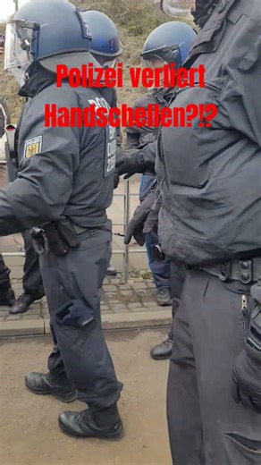 Police lose handcuffs?!? #politics #police #protest #Dresden #Saxony