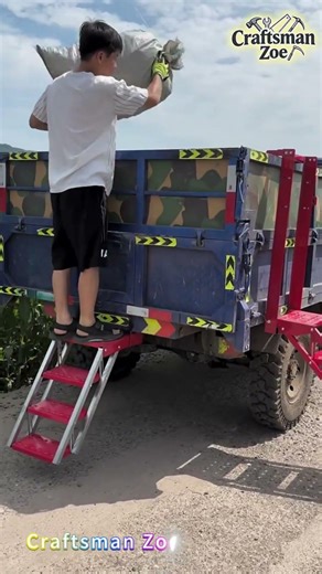 Truck cargo box folding ladder facilitates workers to load goods into truck cargo boxes