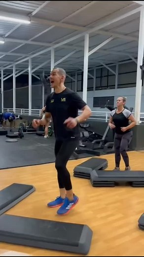 Clase de Step #stepclass #step #clasesgrupales #gym #soyalexfit.asesor | Alexander Velasquez | Facebook