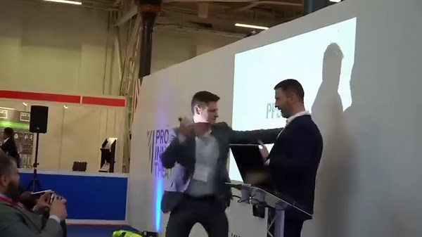 64K views · 1.6K reactions | Cuando tu manager te despierta el domingo para corregir un bug en producción | El programador senior | Facebook