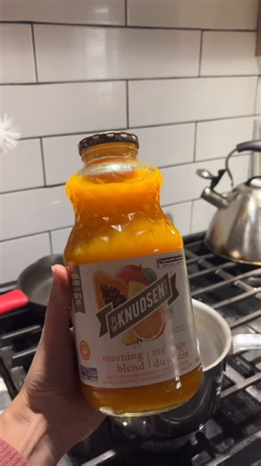 Homemade gummies 🍊 with just two simple ingredients! These are such a fun, nourishing snack that also support gut health :) Ingredients: ✨ 4 cups 100% fruit juice (I love tart cherry, orange & apple cider) @rwknudsen has so many different types :) ✨ 4 tbsp grass-fed gelatin (i use @organikahealth & you can use code KATARINA25 for 25% off your order) ✨ 1 tsp avocado oil (for greasing the dish) Instructions: 1. Pour the juice into a pot. 2. Sprinkle the gelatin over the top and let it bloom for 3