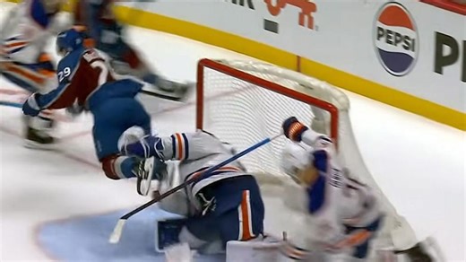 Autsch! NHL-Superstar fliegt nach Goalie-Crash vom Eis