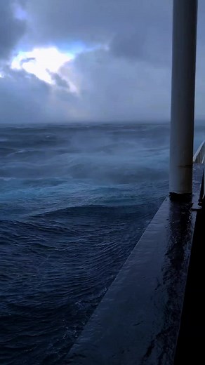 Peaceful Ocean Views with Sky and Waves Music