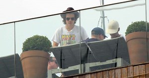 Integrantes do One Direction curtem piscina em hotel do Rio