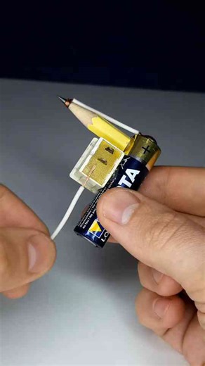 Battery powered DIY mini soldering iron with extreme heat