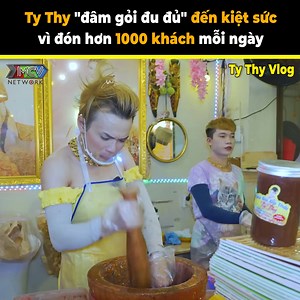 3.2M views · 130K reactions | Thy đâm gỏi mà không có thời gian để ăn cơm luôn. ----- Nguồn: Ty Thy Vlog  Bản quyền được bảo vệ và quản lý bởi MCV Network #MCVNetwork #MCVGroup #MCVMedia #Netbiz #SpeedCouple #TyThyVlog #NWT #TTHV_ | WeNew Network | Facebook