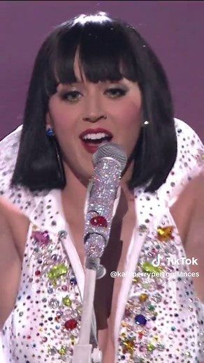 Katy Perry's Live Performance of 'Waking Up in Vegas'