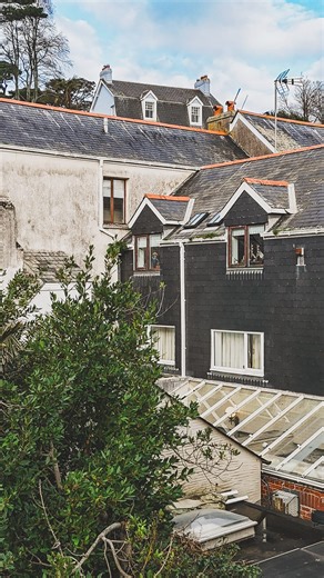 🙌 NEW TO THE MARKET 🙌 📍Flat 5 Somerset Court, Fowey 🏠 £235,000 Nestled in the heart of Fowey, this beautifully presented one-bedroom apartment offers stylish and comfortable living just a short walk from the waterfront and within easy reach of the town’s renowned restaurants, cafés, and pubs. Accessed via stairs, the apartment opens into a welcoming inner hallway with handy storage for coats and everyday essentials. From here, doors lead to a spacious double bedroom, a contemporary bathroom,