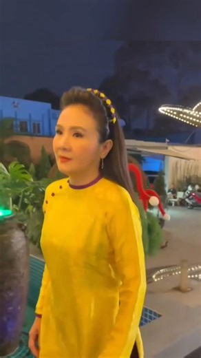 People's Artist Thanh Ngan attended a party hosted by Thuy Nga Paris by Night.