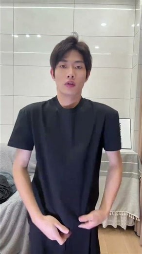 A cover-up T-shirt makes thin people look stronger and fat people look slimmer by