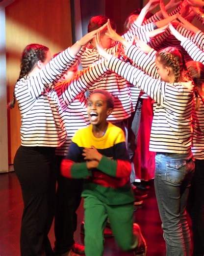 3 uker til nypremiere på musikalen Kan Doktor Proktor redde jula?🎄✨ Mens vi venter kan vi kose oss med denne lille filmsnutten fra fjorårets produksjon. Doktor Proktor spilles i år av Linn Christine Wennersten, og er en spretten, sprudlende professordame. Hun tar opp kampen med Herr Thrane som twitrer på "X" om alskens elendigheter. Stanislaw viser seg å være Stanislawa og vandrer rundt med skjegget i postkassa - nei... i lomma, var det vel.. Jammen er det bra at Lise og Bulle kan hjelpe til i 