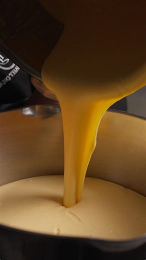 𝑻𝒊𝒓𝒂𝒎𝒊𝒔𝒖 𝒄𝒖̉𝒂 𝑳𝒂 đ𝒖̛𝒐̛̣𝒄 𝒕𝒖̣𝒊 𝒎𝒊̀𝒏𝒉 “𝒎𝒂𝒚 đ𝒐” 𝒕𝒖̛̀ 𝒏𝒉𝒖̛̃𝒏𝒈 𝒄𝒉𝒊 𝒕𝒊𝒆̂́𝒕 𝒓𝒂̂́𝒕 𝒏𝒉𝒐̉. Từng chiếc savoiardi thấm espresso còn ấm mùi cà phê, một chút rượu đủ để kéo vị bánh sâu hơn, và lớp kem trứng hòa cùng mascarpone, whipping cream đánh mượt — béo nhưng vẫn giữ được độ nhẹ. Các lớp cứ thế đặt cạnh nhau, rồi chờ thời gian làm phần việc còn lại: độ ngấm kem, sự liên kết và cảm giác mềm dần theo từng giờ lạnh. Khi chiếc muỗng chạm xuống, lớp kem gần như t