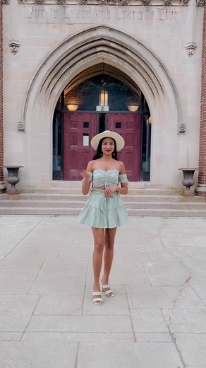 Best Poses for Short Skirts: Photo Tips and Tricks