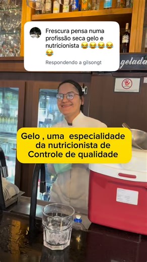 Dra ZâniaMachado/ NUTRIZAN on Instagram: "É uma brincadeira 🤓🤓🤓 Entenda a função do outra, com respeito! Segundo a Anvisa, o gelo é considerado um alimento quando destinado ao consumo humano (bebidas e alimentos), devendo ser produzido com água potável e seguir rigorosas normas sanitárias de higiene, produção, armazenamento e transporte. Deve estar livre de contaminantes físicos, químicos e microbiológicos (como coliformes e E. coli). Legislação Aplicável: RDC nº 717/2022 (requisitos sanitári